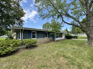 Main picture of 236 W Crown Ln