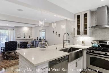 Main picture of 5760 Owensmouth Ave