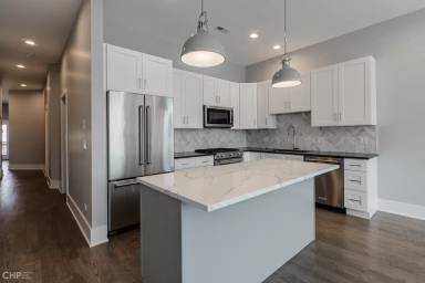 Main picture of 562 W 18th St