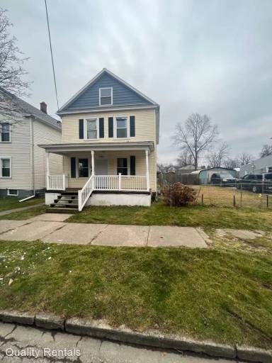 Main picture of 447 E 2nd St