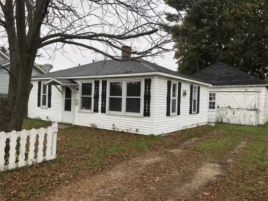 Main picture of 200 S Noquebay Ave