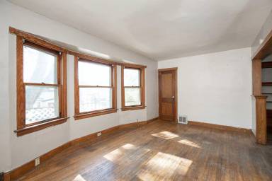 Main picture of 3200 W 82nd St