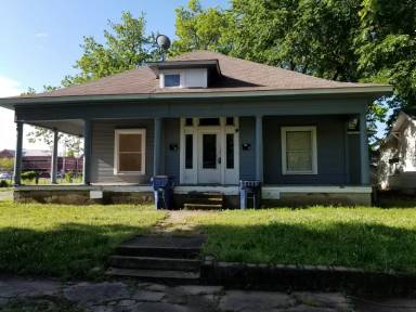 Main picture of 925 E 9th St