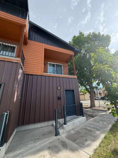 Main picture of 301 W 1st St