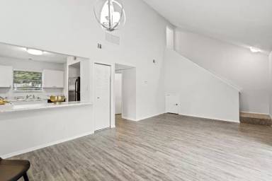 Main picture of 2560 W Bird St