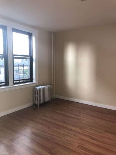 Main picture of 2288 Mott Ave