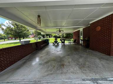Main picture of 2696 Lakemoore Dr