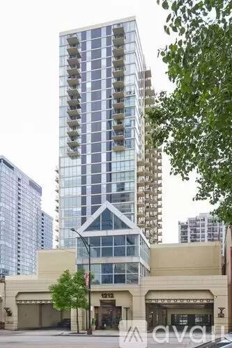 Main picture of 1212 N La Salle Dr Apartments