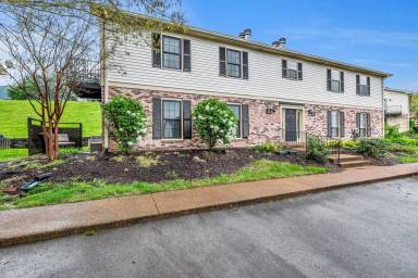 Main picture of 749 Fox Ridge Dr