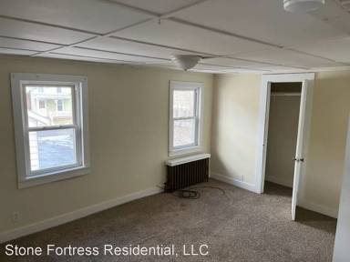 Main picture of 215 1/2 E Park St