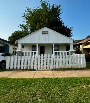 Main picture of 2515 E 10th St