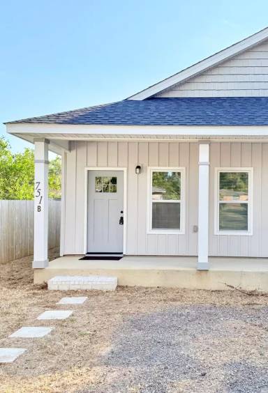 Main picture of 751 W Lloyd St