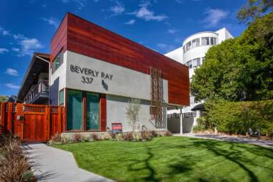 Main picture of 337 N Oakhurst Dr