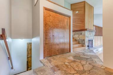 Main picture of 2311 NE Parkview Dr