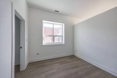 Main picture of 2920 W Belmont Ave