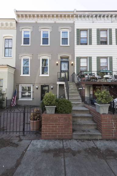 Main picture of 202 11th St NE