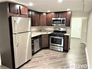 Main picture of 1614 W Roscoe St
