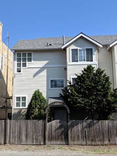 Main picture of 2732 NE 115th St
