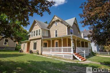 Main picture of 399 S Division St
