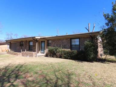 Main picture of 2210 Pinecrest Dr