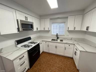 Main picture of 437 W 11th St