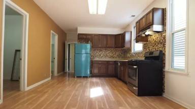 Main picture of 3919 N Ravenswood Ave