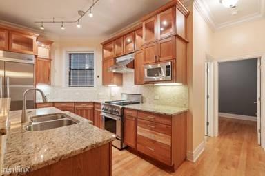 Main picture of 814 W Roscoe St