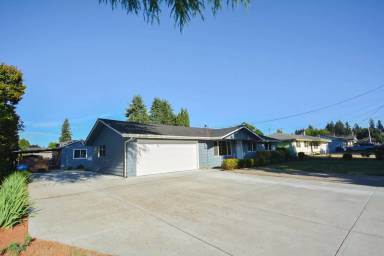 Main picture of 2911 NE 124th Ave