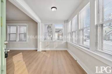 Main picture of 1954 Barrows St