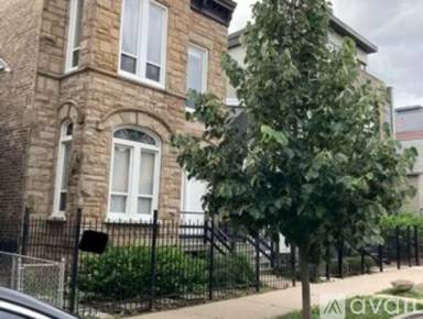 Main picture of 2533 W Fullerton Ave