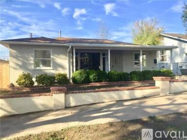 Main picture of 220 W 8th Ave