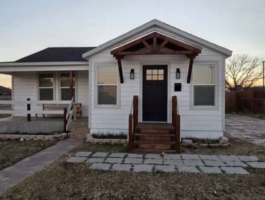 Main picture of 2001 N Lincoln Ave