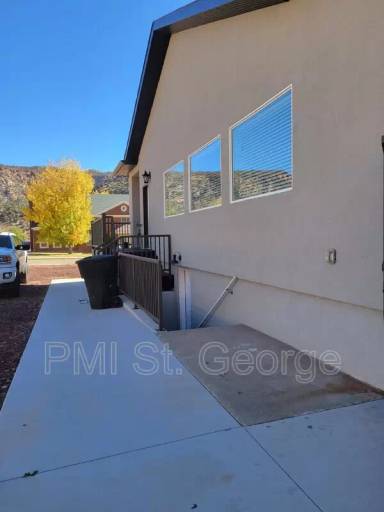 Main picture of 1065 N Canyon St