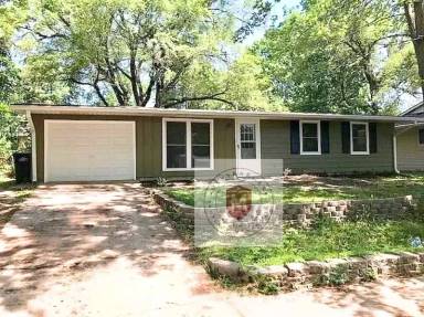 Main picture of 402 Holiday Dr