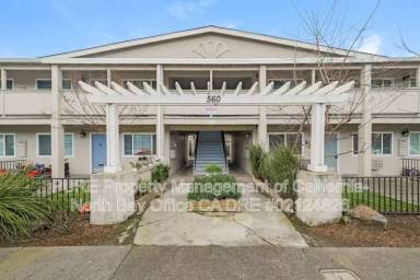 Main picture of 560 Dexter St