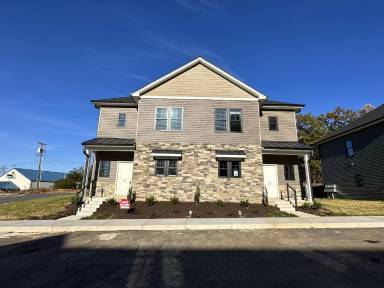 Main picture of 39 English Commons Dr