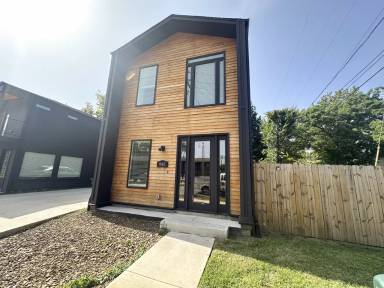 Main picture of 945 W Holly St