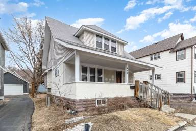 Main picture of 449 Banfil St