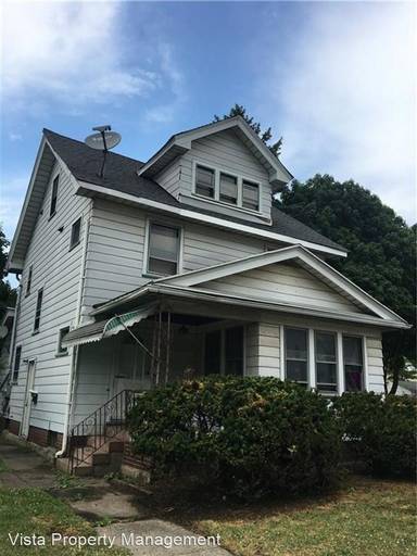 Main picture of 840 Bay St
