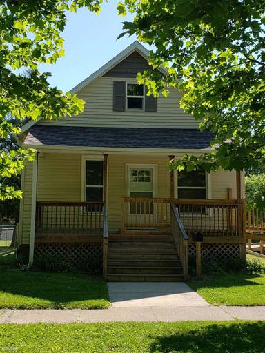Main picture of 521 Broadway St