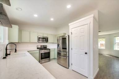Main picture of 2041 E Oakridge Ct