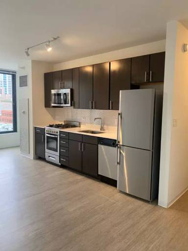 Main picture of 744 N Clark St