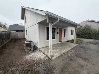 Main picture of 241 NE School St