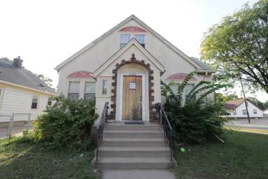 Main picture of 2226 University Ave NE