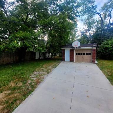 Main picture of 5713 South Blvd