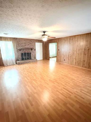 Main picture of 710 Summer Ln