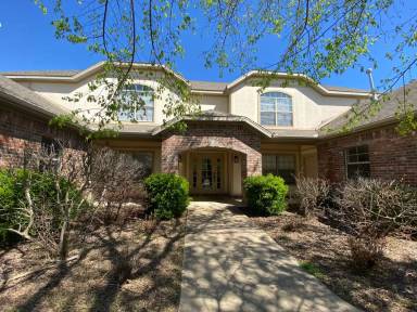 Main picture of 2652 N Valencia Ave