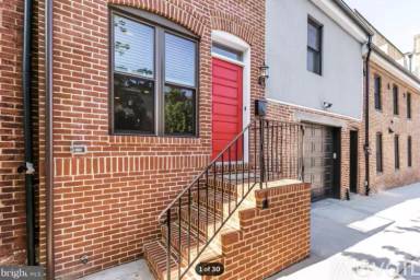 Main picture of 2305 Fleet St