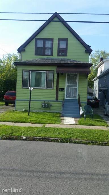 Main picture of 45 Roosevelt Ave