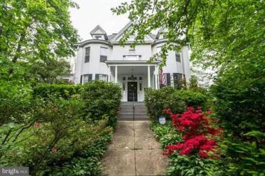 Main picture of 720 Gladstone Ave